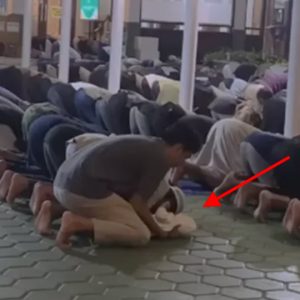 Shalat Berjamaah Menjadi Viral: Seorang Ayah Menyentuh Hati Sholat Sambil Gendong Anaknya