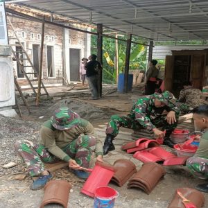 Anggota Satgas TMMD Kodim 0808/Blitar Laksanakan Kegiatan Renovasi Mushola Mubarokah